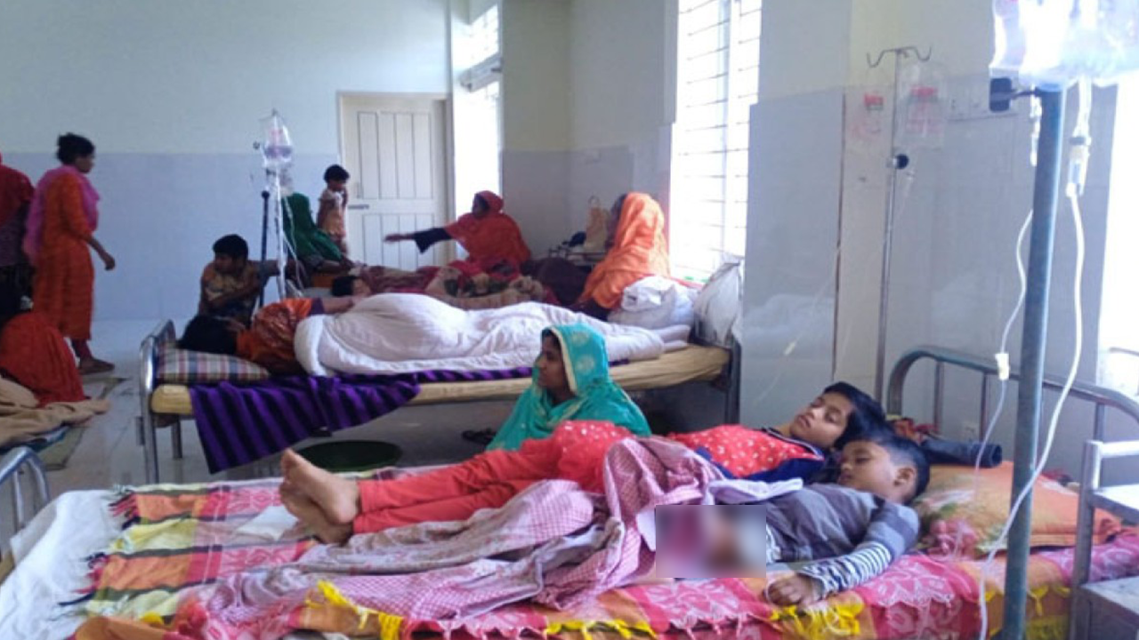 রাজশাহীতে পিকনিকের খাবার খেয়ে হাসপাতালে ভর্তি শিক্ষার্থী-অভিভাবক। ছবি : কালবেলা