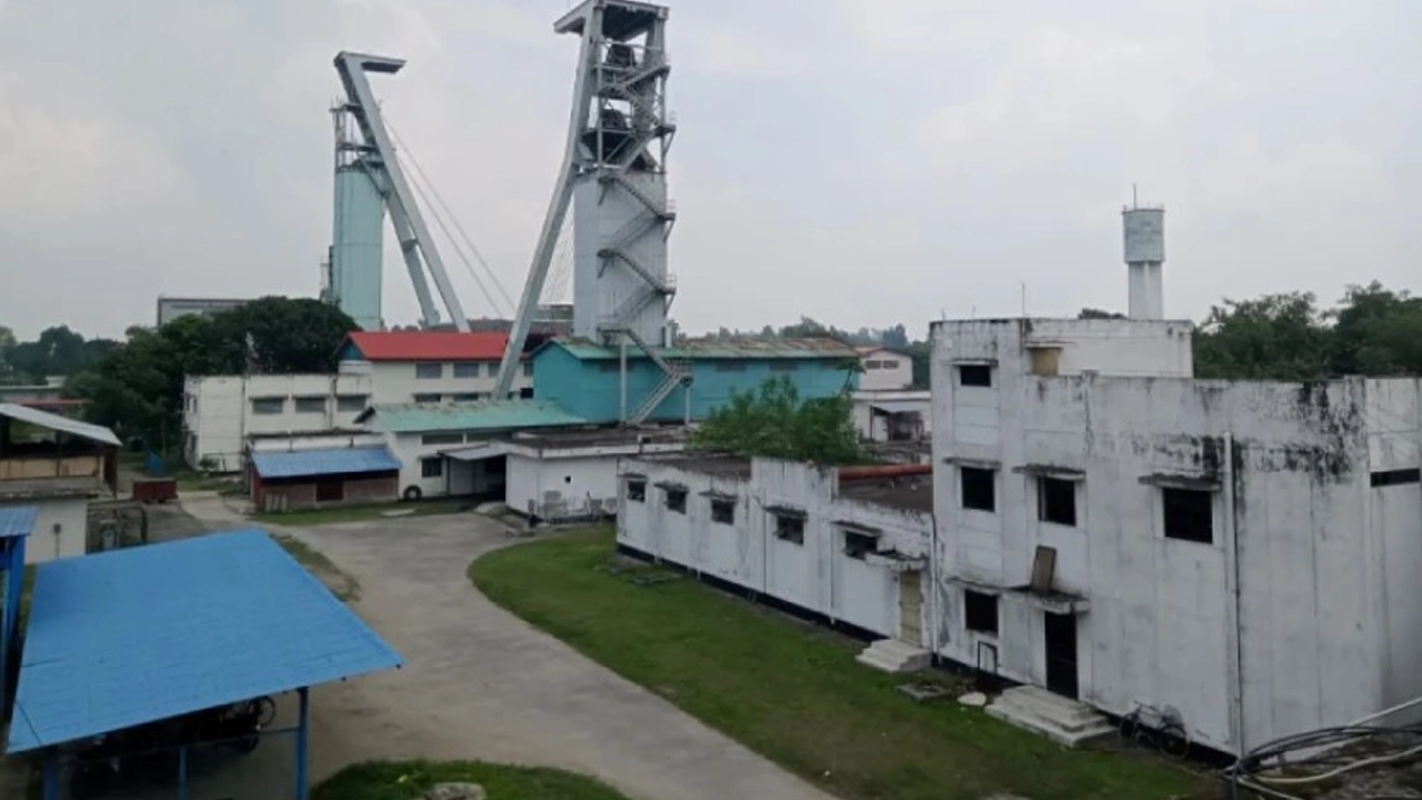 পার্বতীপুরে দেশের একমাত্র উৎপাদনশীল মধ্যপাড়া কঠিন শিলা খনি। ছবি : সংগৃহীত