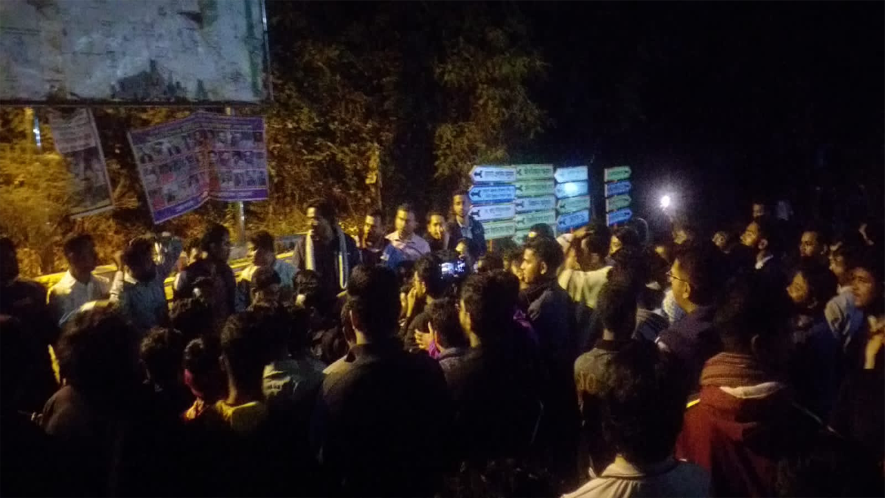 চট্টগ্রাম বিশ্ববিদ্যালয়ে ছাত্রদলের বিক্ষোভ। ছবি : কালবেলা