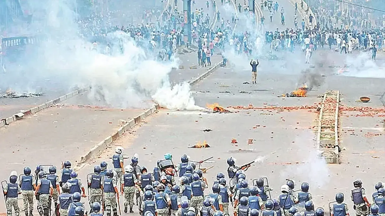 জুলাই আন্দোলনে পুলিশের গুলি। ছবি : সংগৃহীত