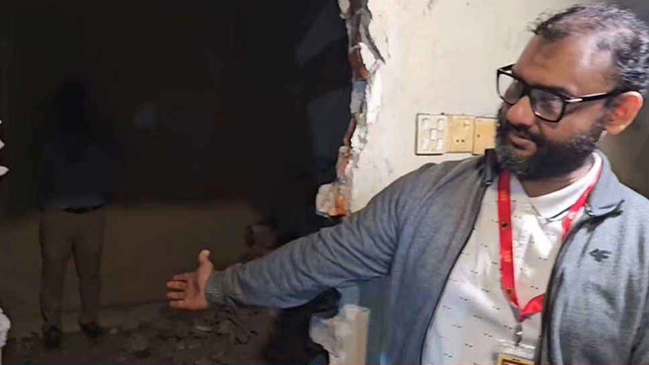 হাতের ইশারায় নিজের সেল দেখান ব্যারিস্টার আরমান। ছবি : সংগৃহীত
