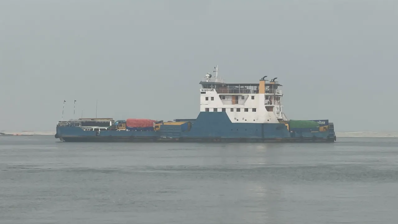 রাজবাড়ীর দৌলতদিয়া ও মানিকগঞ্জের পাটুরিয়া নৌরুটে ফেরি চলাচল শুরু। ছবি : কালবেলা