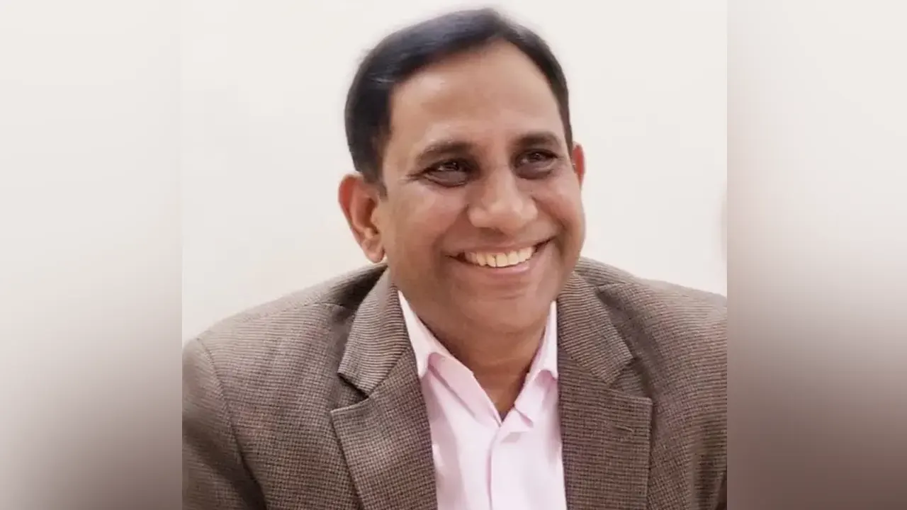 কালবেলার সম্পাদক-প্রকাশক সন্তোষ শর্মা। ছবি : কালবেলা
