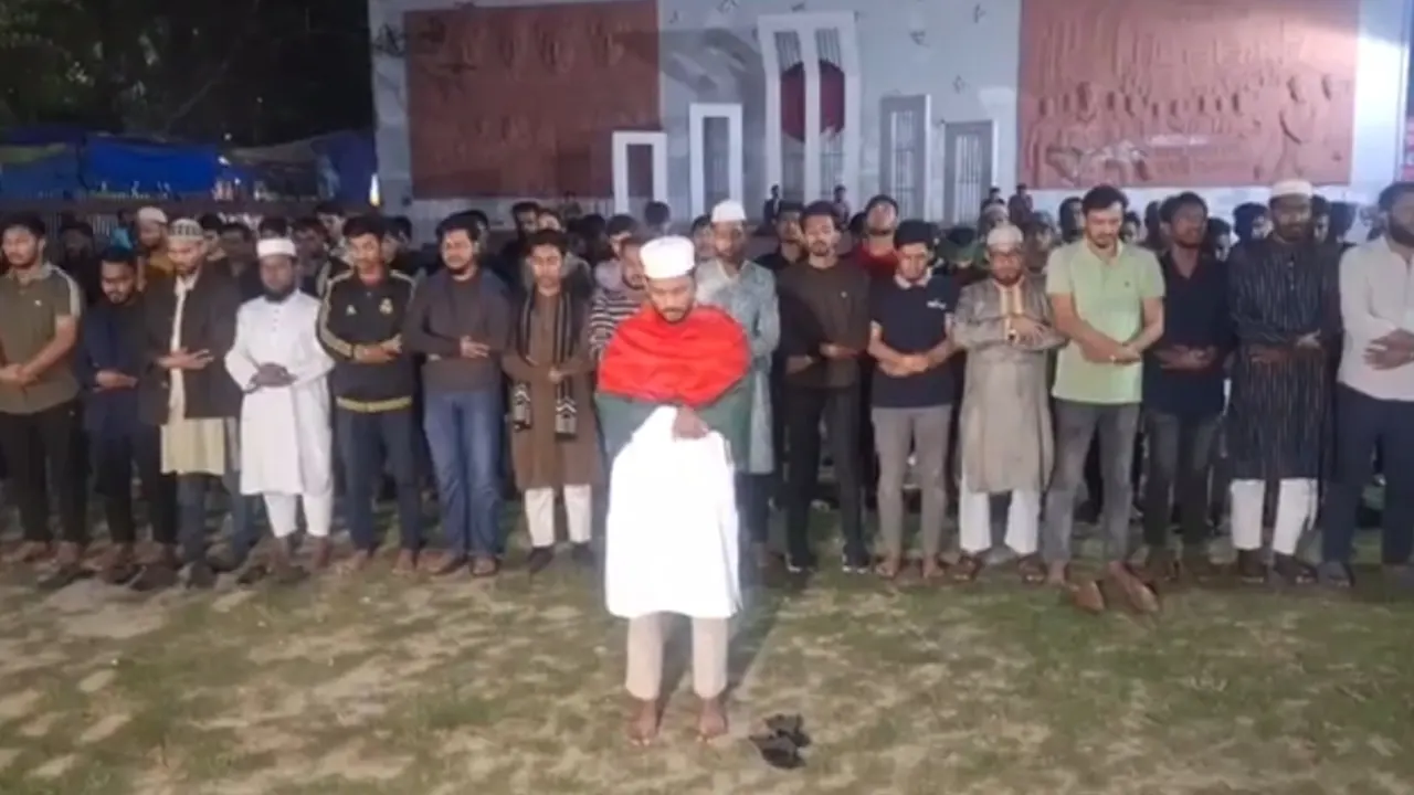 গাজীপুরে নিহত শহীদ আবুল কাশেমের জন্য ফেনীতে গায়েবানা জানাজার চিত্র। ছবি : কালবেলা