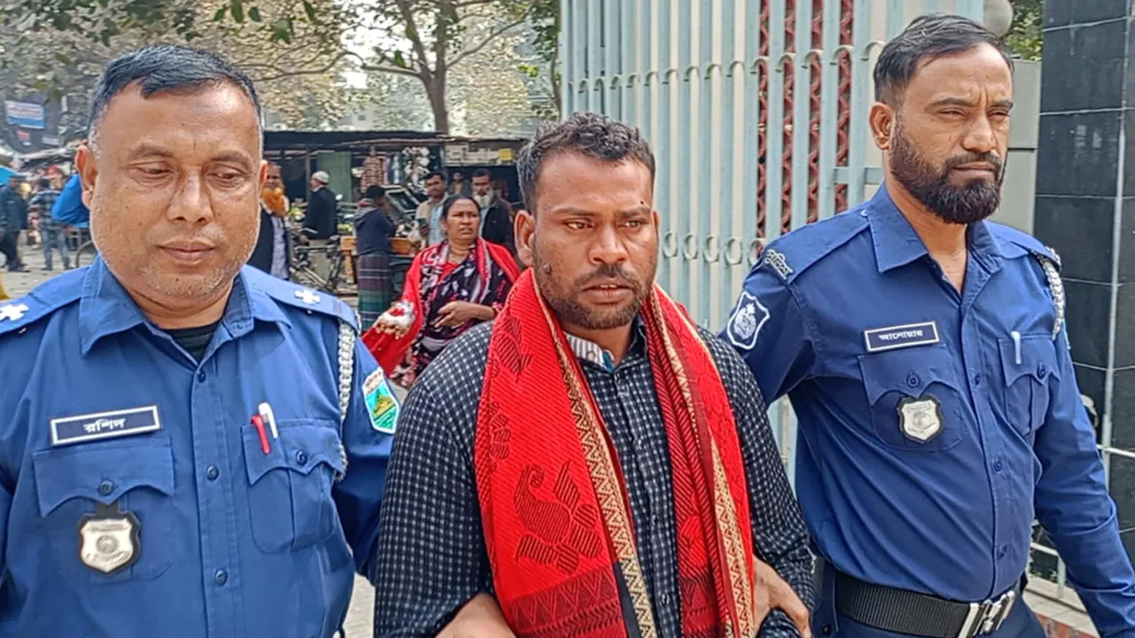 আদালত প্রাঙ্গণে দণ্ডপ্রাপ্ত শ্রী রূপ কুমার। ছবি : কালবেলা