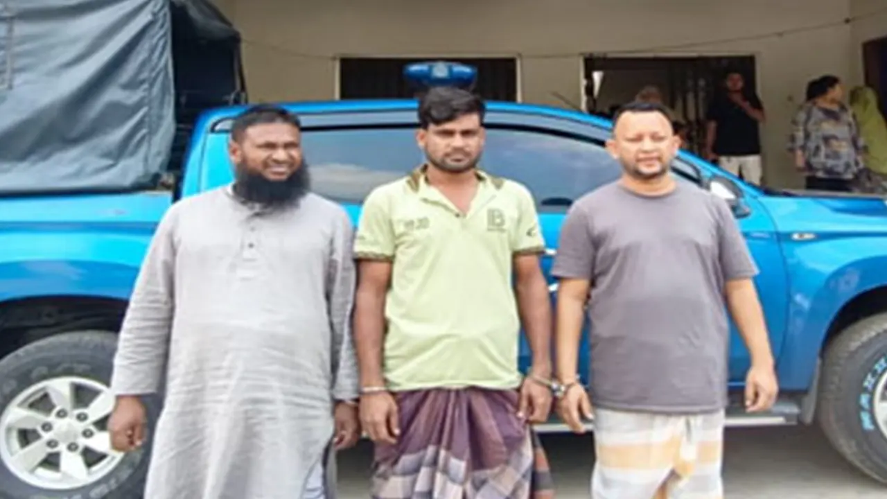 গ্রেপ্তারকৃত যুবলীগের তিন নেতা। ছবি : কালবেলা