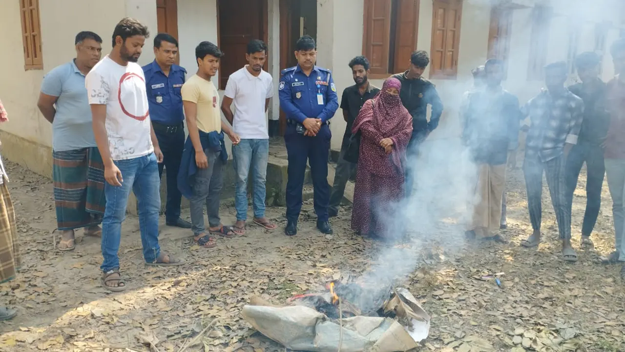 জামালপুরে সরিষাবাড়ীতে মাদকের ‘আস্তানা’ পুড়িয়ে দিলেন থানার ওসি। ছবি : কালবেলা