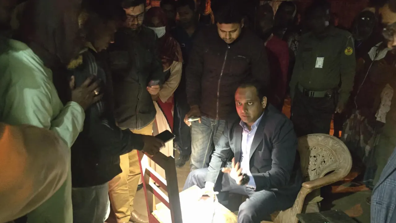 ময়মনসিংহের গৌরীপুরে জাহাঙ্গীর আলম সোহাগ নামে এক সার বিক্রেতাকে জরিমানা করেছেন ভ্রাম্যমাণ আদালত। ছবি : কালবেলা