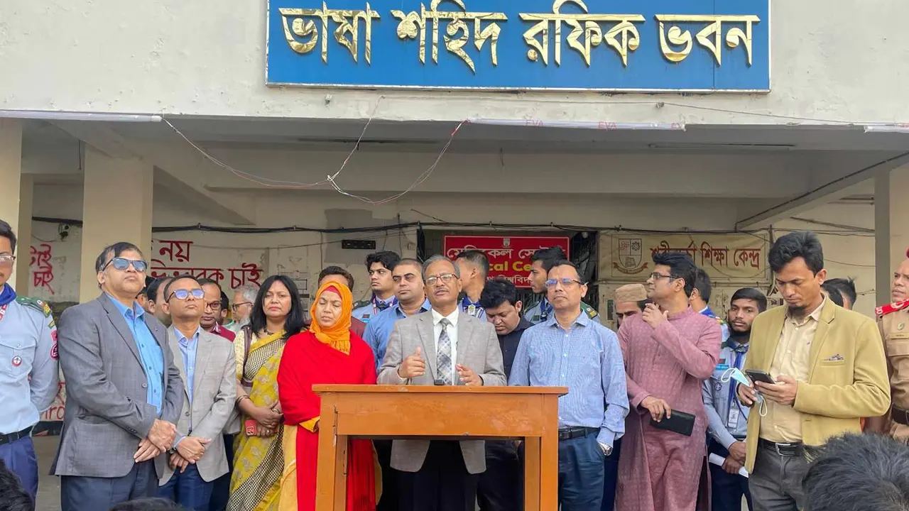 ভর্তি পরীক্ষার কেন্দ্র পরিদর্শন শেষে সাংবাদিকদের সঙ্গে কথা বলছেন উপাচার্য। ছবি : কালবেলা