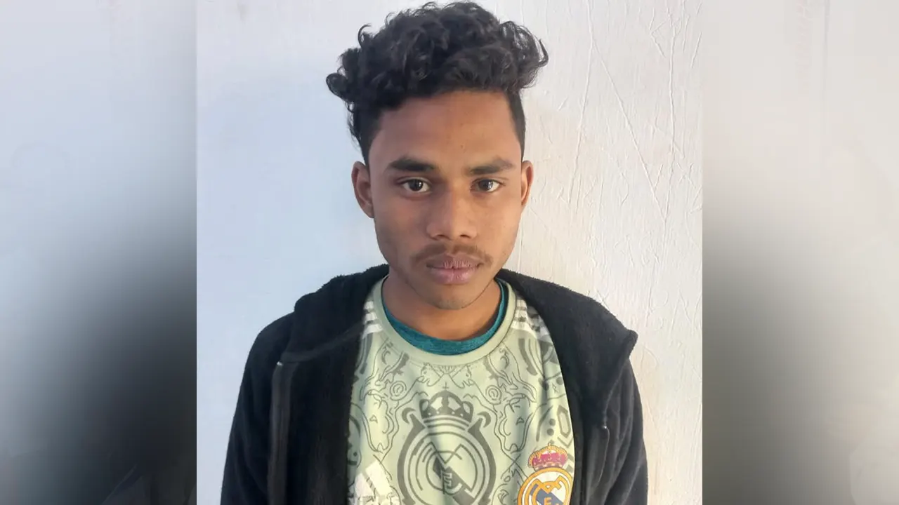 আটক আক্রমণকারী কিশোর আফিফ হোসেন। ছবি : কালবেলা