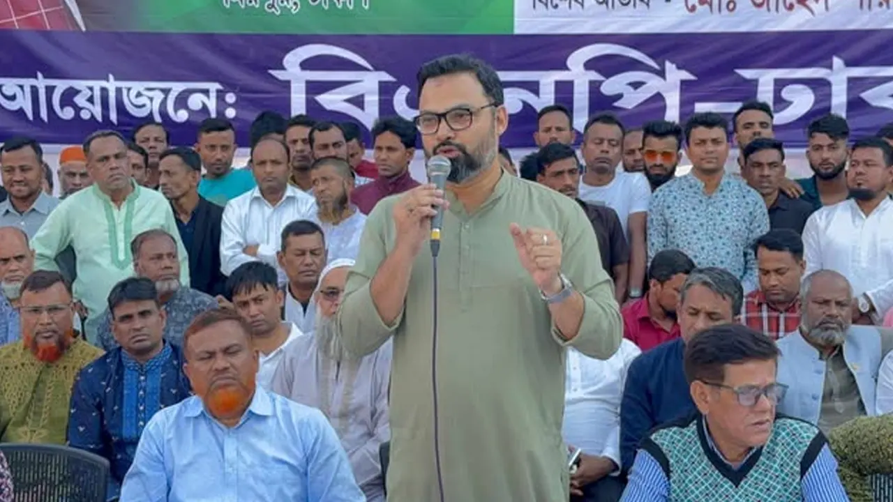 জিয়া আন্তঃথানা ফুটবল টুর্নামেন্টে বক্তব্য রাখছেন আমিনুল হক। ছবি : কালবেলা