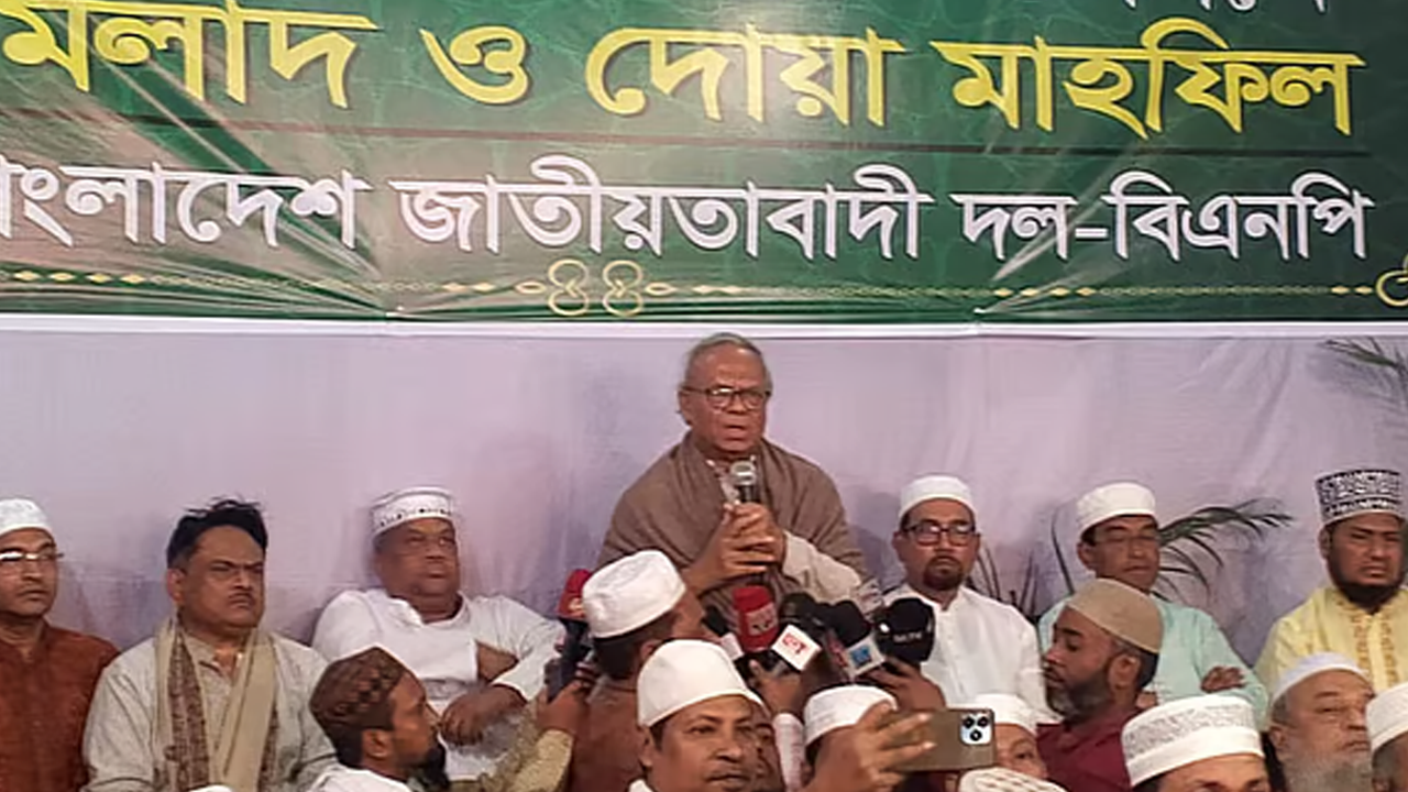 দোয়া মাহফিলে বিএনপির জ্যেষ্ঠ যুগ্ম মহাসচিব রুহুল কবির রিজভী। ছবি : সংগৃহীত