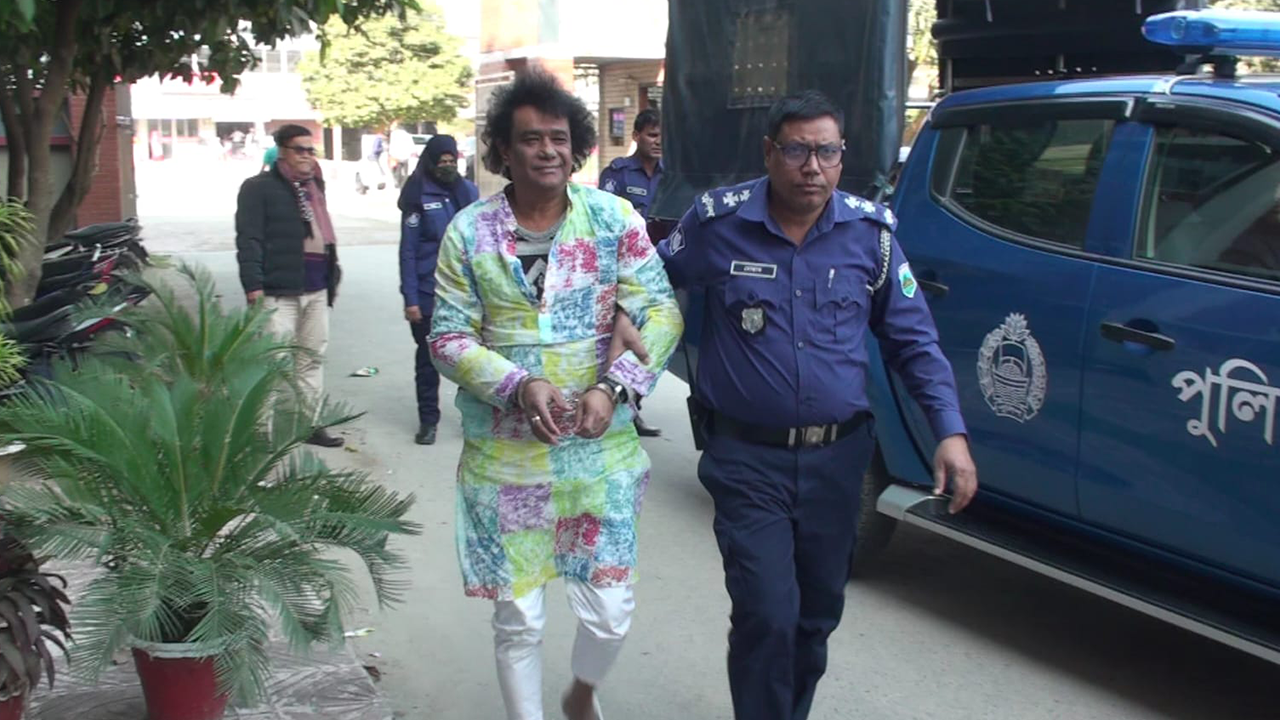 যুবলীগ নেতা আব্দুর রাজ্জাক ডাবলুকে গ্রেপ্তার করে পুলিশ। ছবি : কালবেলা