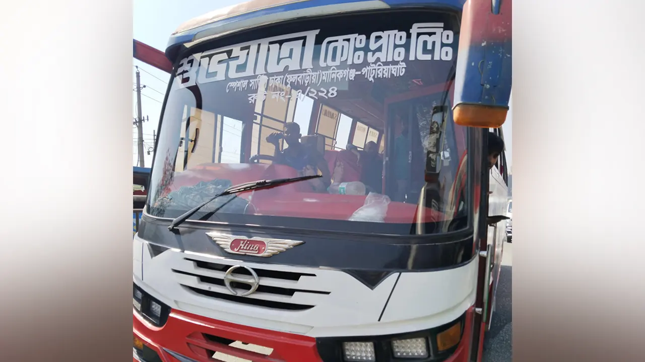 সাভারে যাত্রীবাহী বাসে ছিনতাইয়ের ঘটনা ঘটে। ছবি : কালবেলা