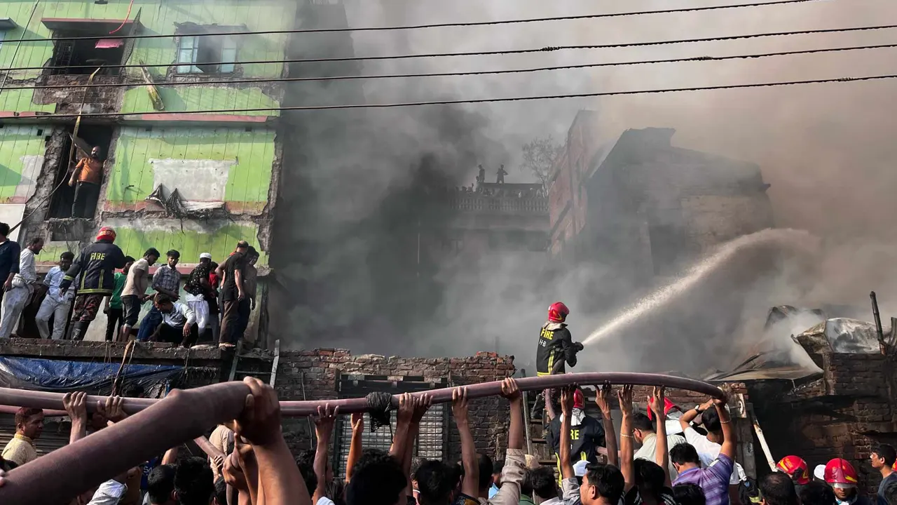 আগুন নিয়ন্ত্রণে কাজ করছে ফায়ার কর্মীরা। সৌজন্য ছবি