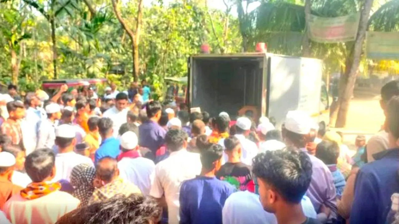 ভোলায় পারিবারিক কবরস্থানে শায়িত করা হয় গণঅভ্যুত্থানে নিহত হাসানকে। ছবি : কালবেলা