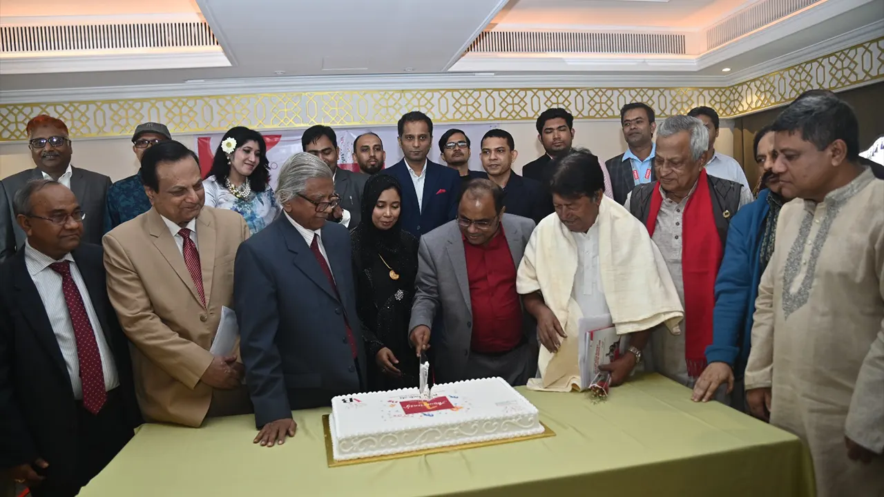 রাজধানীর অভিজাত হোটেল হলিডে ইন-এ সম্পাদক রাশেদ মেহেদী অতিথিদের নিয়ে প্রতিষ্ঠাবার্ষিকীর উদ্বোধন করেন। ছবি : কালবেলা
