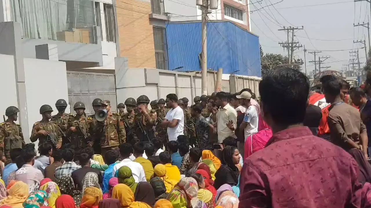 জিরাবো-বিশমাইল আঞ্চলিক সড়ক অবরোধ। ছবি : কালবেলা