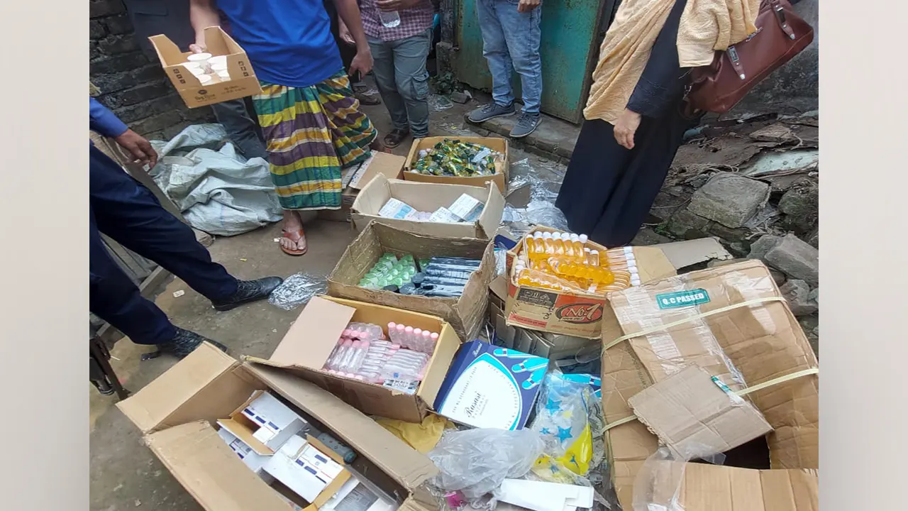 টাঙ্গাইলে বিপুল নকল প্রসাধনী জব্দ করেছে ভোক্তা অধিকার সংরক্ষণ অধিদপ্তর। ছবি : কালবেলা