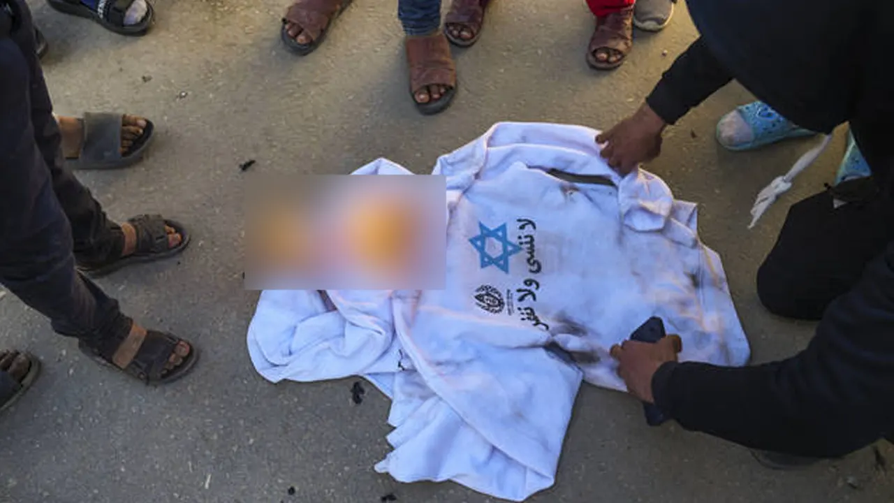 ইসরায়েলের কারাগারে বন্দি থাকা ফিলিস্তিনিদের মুক্তি দেওয়ার আগে এই টি-শার্ট পরানো হয়। ছবি : সংগৃহীত
