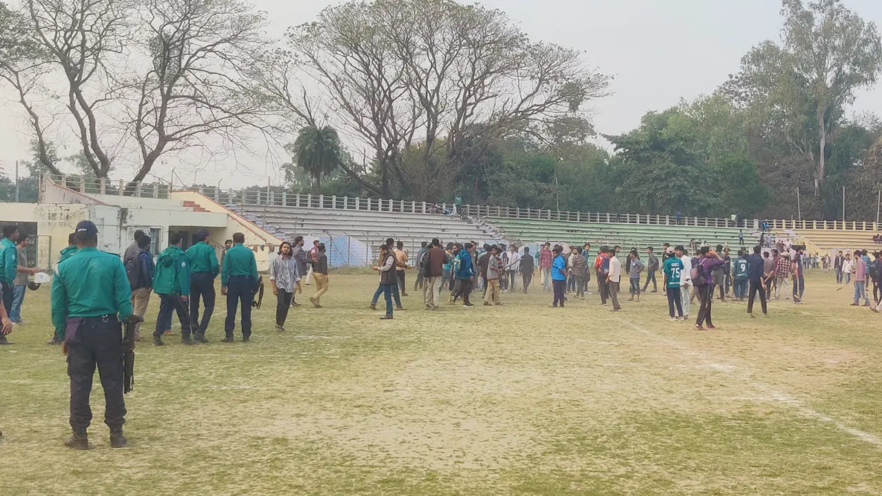 স্টেডিয়ামে রাবির দুই বিভাগের শিক্ষার্থীদের মধ্যে সংঘর্ষ বাধে। ছবি : কালবেলা
