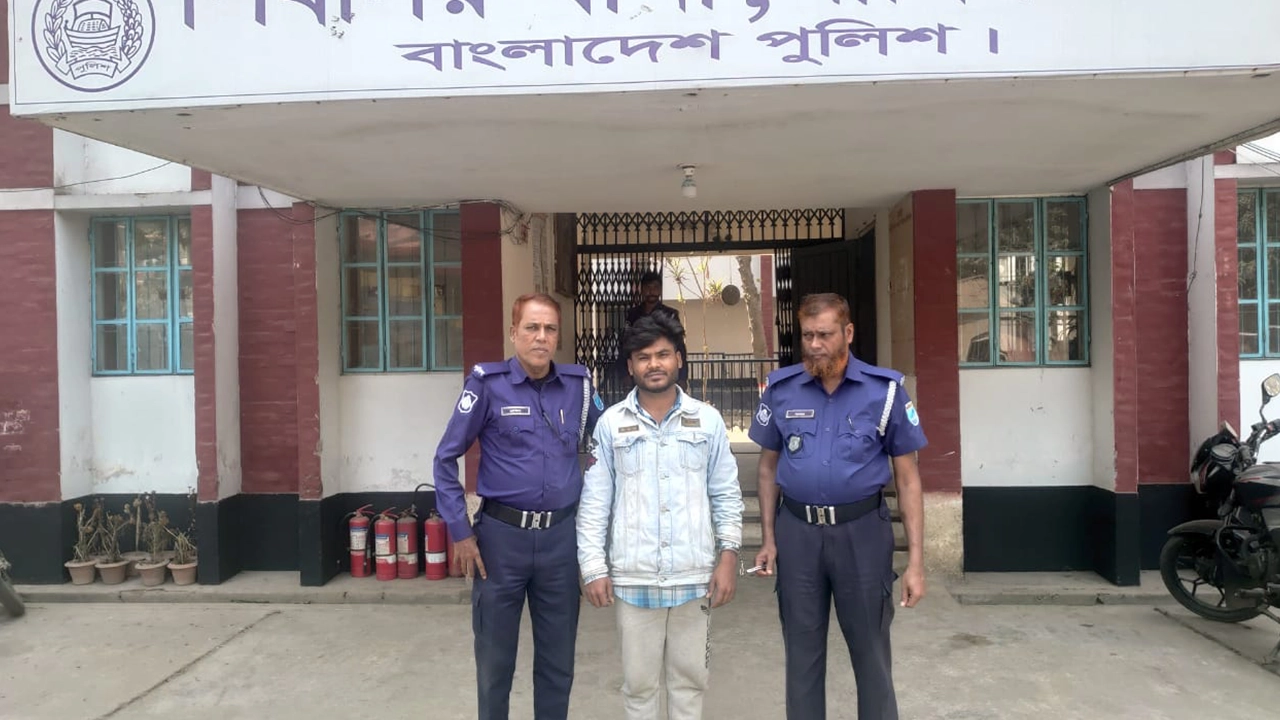 গ্রেপ্তারকৃত মো. আলমগীর হোসেন আলম ও পুলিশ সদস্যরা। ছবি : কালবেলা
