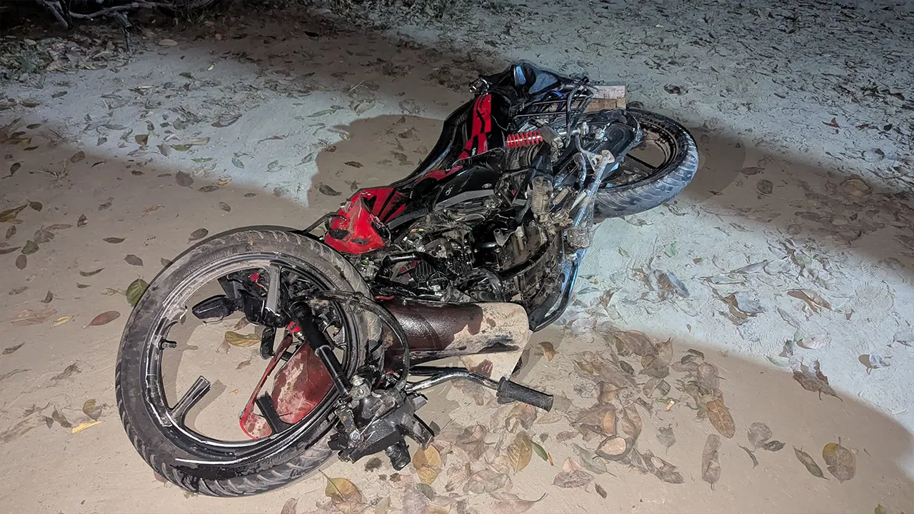 দুর্ঘটনাকবলিত মোটরসাইকেল। ছবি : কালবেলা