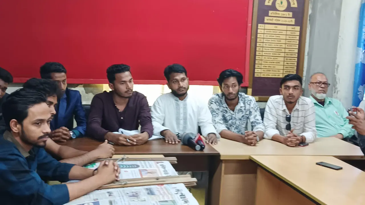 লক্ষ্মীপুরে পদত্যাগ করা ছাত্রদের সংবাদ সম্মেলন। ছবি : কালবেলা