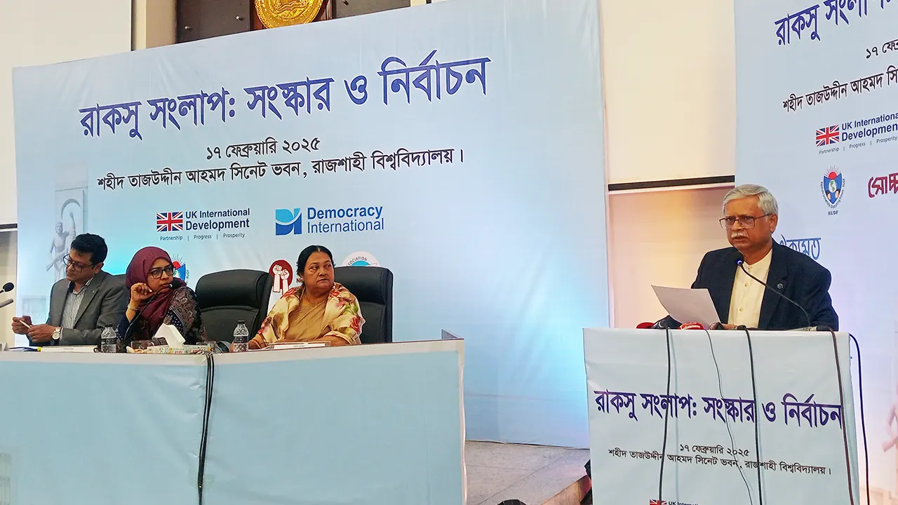 ‘রাকসু সংলাপ : সংস্কার ও নির্বাচন’ শীর্ষক আলোচনা সভায় বক্তব্য দেন রাবি উপাচার্য অধ্যাপক সালেহ্‌ হাসান নকীব। ছবি ; কালবেলা