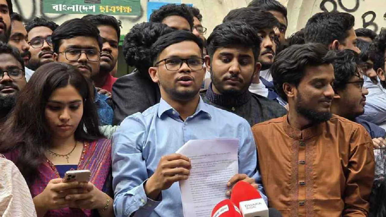 ঢাবির মধুর ক্যান্টিনে আয়োজিত এক সংবাদ সম্মেলনে কথা বলেন আবু বাকের মজুমদার। ছবি : সংগৃহীত