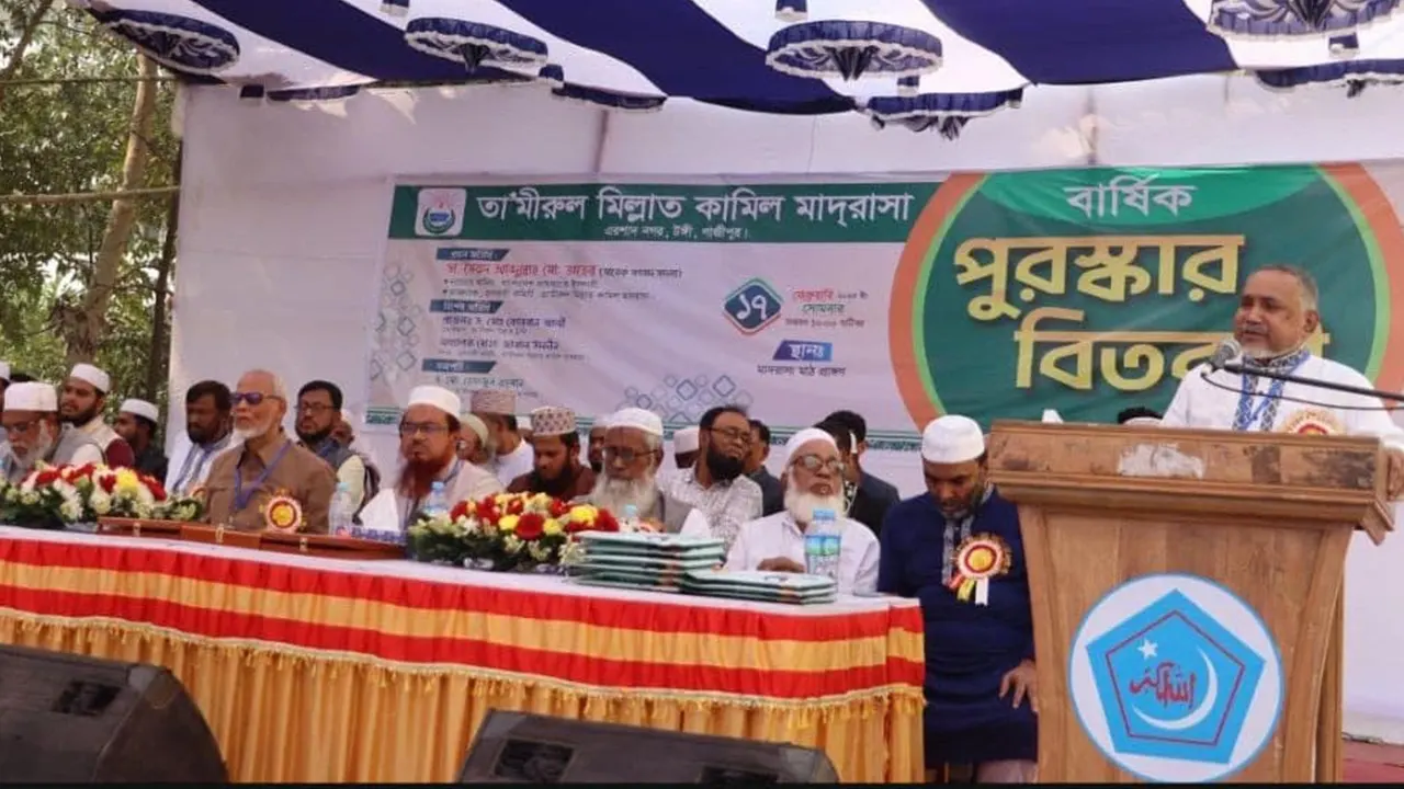 টঙ্গীর তা’মীরুল মিল্লাত কামিল মাদ্রাসায় বার্ষিক পুরস্কার বিতরণী অনুষ্ঠানে বক্তব্য দেন ডা. সৈয়দ আব্দুল্লাহ মুহাম্মদ তাহের। ছবি : কালবেলা