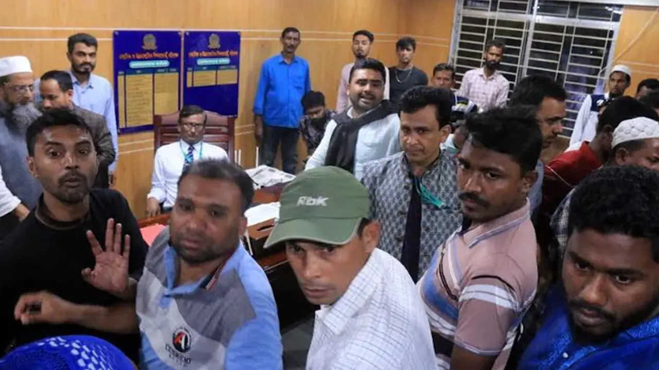 ছাত্রদল ও স্বেচ্ছাসেবক নেতা-কর্মীদের দ্বারা অবরুদ্ধ বোর্ড চেয়ারম্যান অধ্যাপক ইউনুস আলী সিদ্দিকী। ছবি : সংগৃহীত