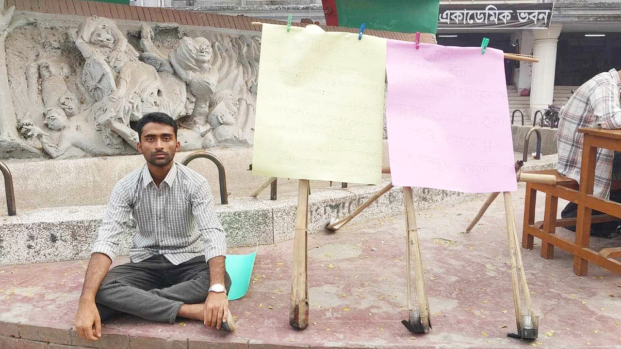 জগন্নাথ বিশ্ববিদ্যালয়ে অবস্থান কর্মসূচিতে বসেছেন শিক্ষার্থী মো. ইব্রাহীম খলিল। ছবি : কালবেলা