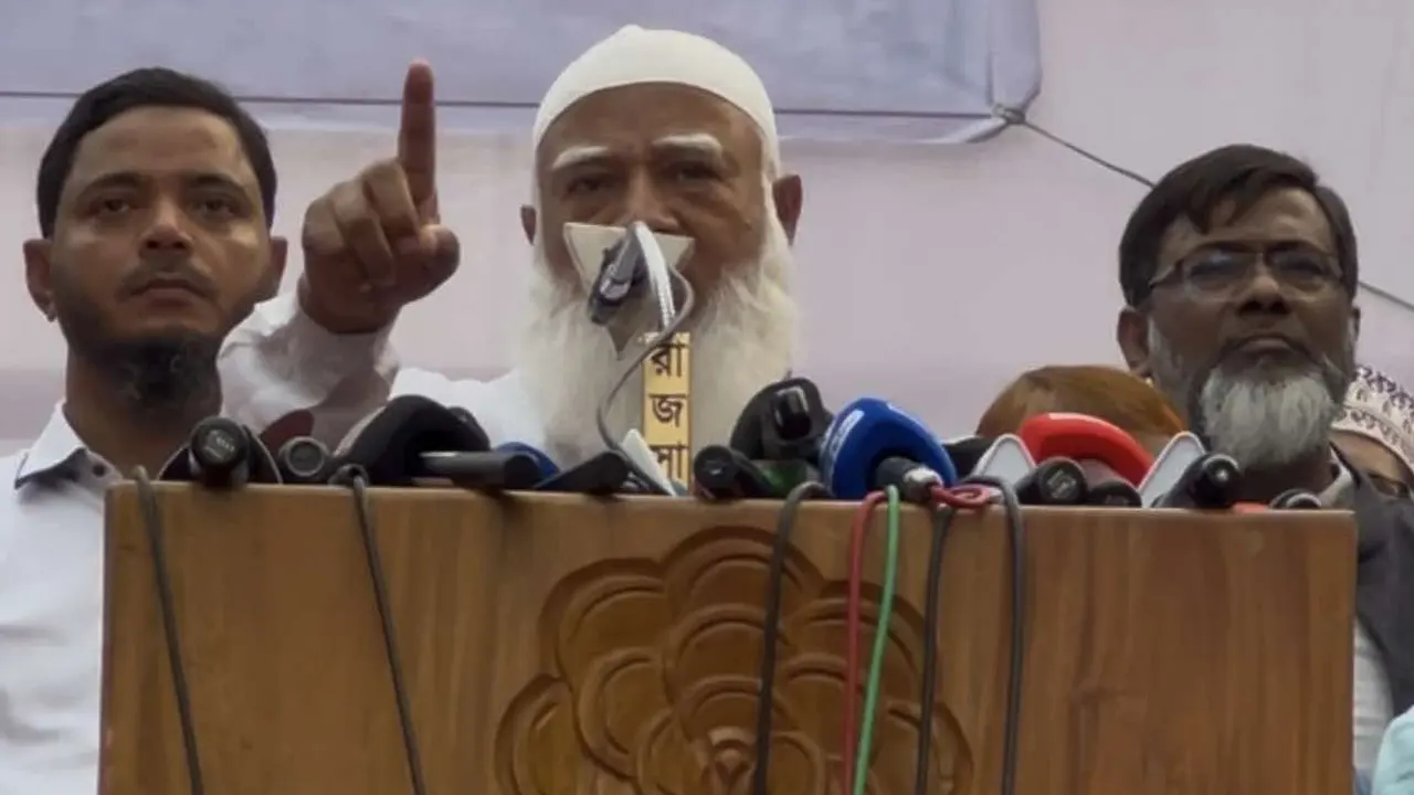 পল্টন মোড়ে বিক্ষোভ সমাবেশে বক্তব্য দেন ডা. শফিকুর রহমান। ছবি : কালবেলা