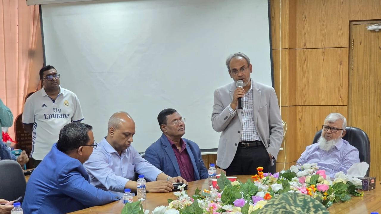 ডা. একেএম আজিজুল হককে দেওয়া সংবর্ধনা প্রদান অনুষ্ঠানে বক্তব্য দেন ডা. রফিকুল ইসলাম। ছবি : কালবেলা