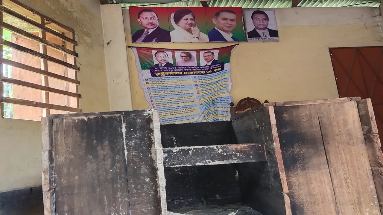 আগুনে পুড়ে গেছে অফিসের বিভিন্ন আসবাবপত্র। ছবি : কালবেলা
