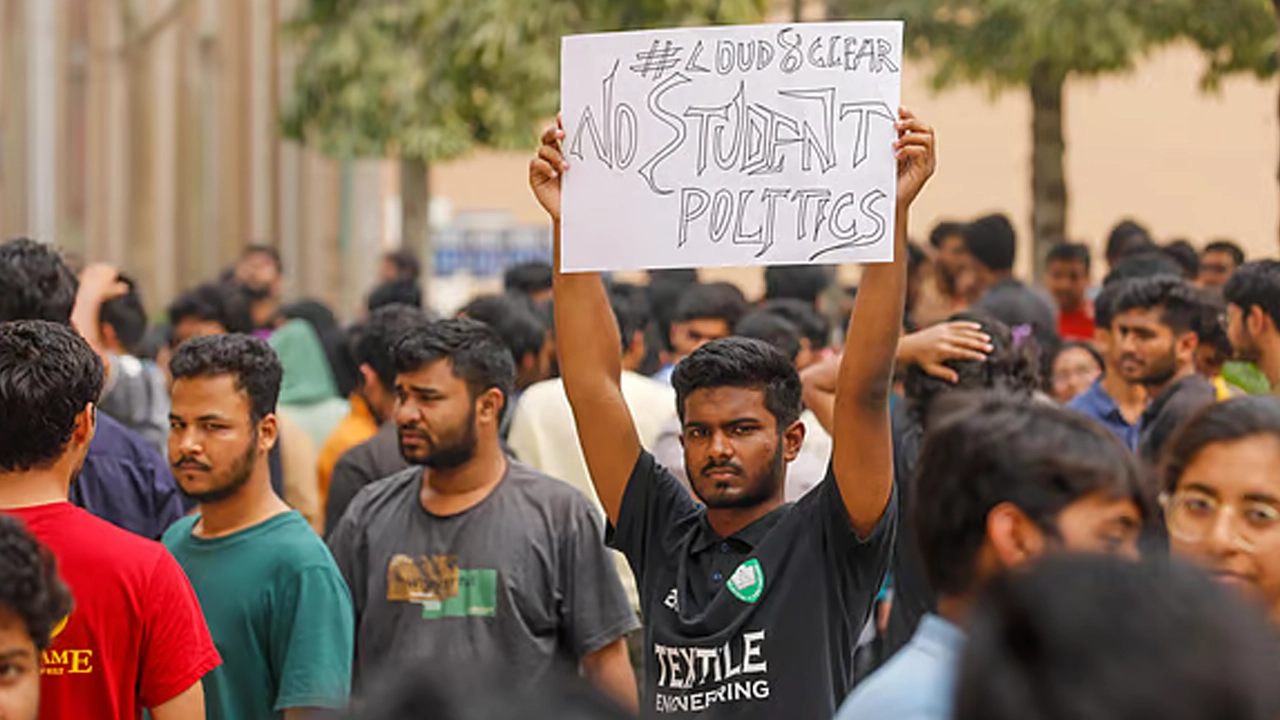 ভিসির পদত্যাগসহ ৫ দফা দাবিতে আন্দোলন করছেন কুয়েটের শিক্ষার্থীরা। ছবি : সংগৃহীত