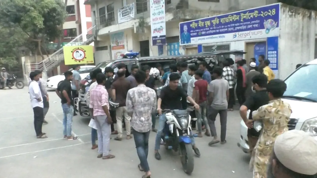 দুর্ঘটনায় আহতদের উদ্ধার করে হাসপাতালে নেওয়া হচ্ছে। ছবি : কালবেলা