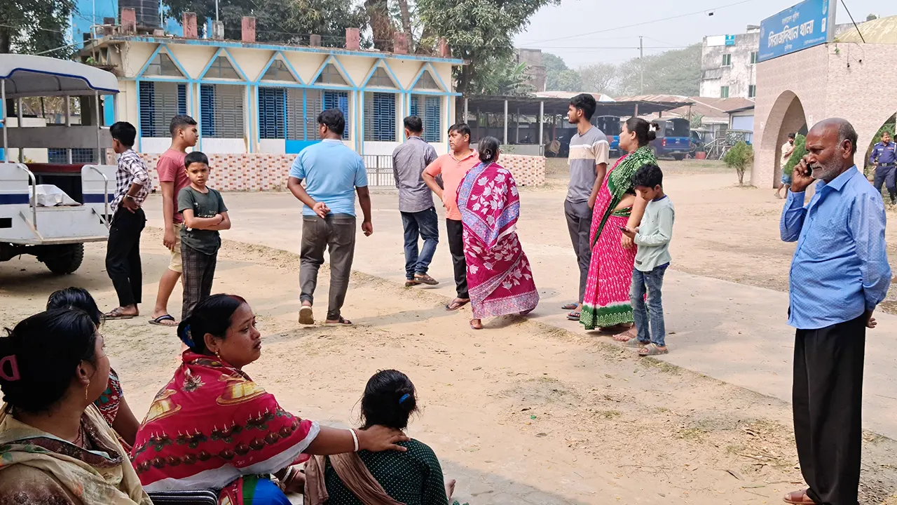 ময়নাতদন্তের জন্য সিরাজদীখান থানার সামনে অপেক্ষারত সুজিত ঘোষের পরিবার। ছবি : কালবেলা