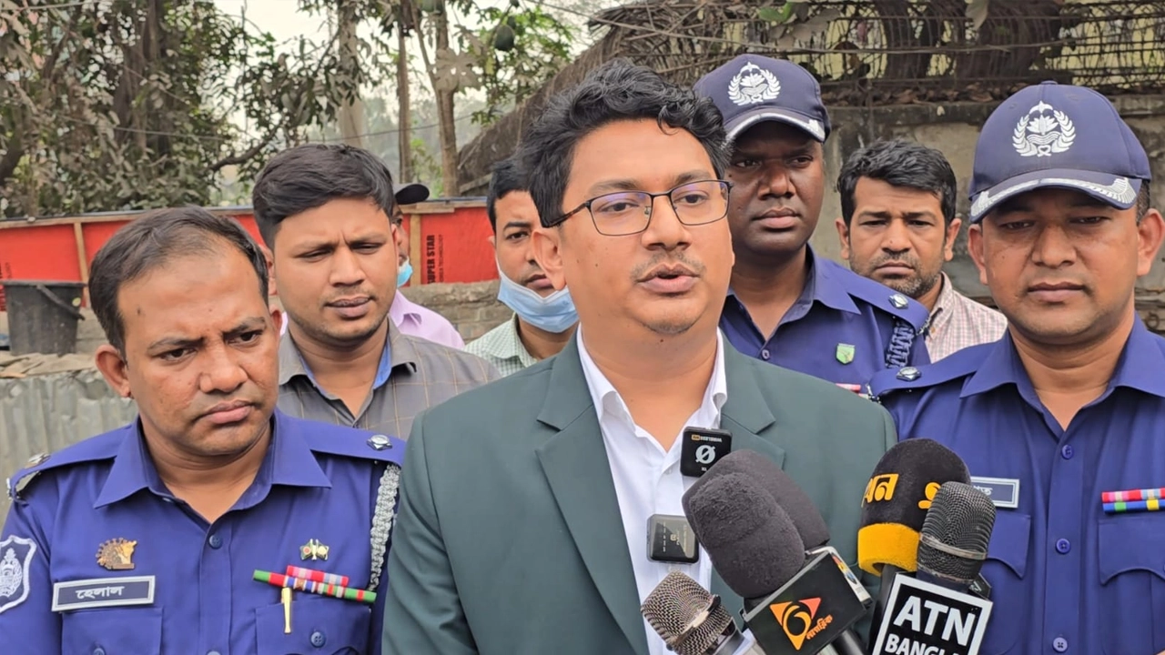 সাভারে মোবাইল কোর্টের অভিযান। ছবি : কালবেলা