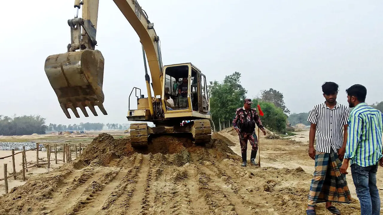 আশুলিয়ায় পুলিশের বিরুদ্ধে মামলা বাণিজ্যের অভিযোগ, মশাল মিছিল