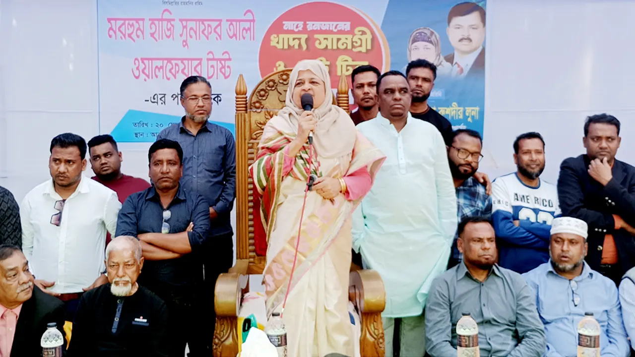 সিলেটের বিশ্বনাথে ঢেউটিন ও খাদ্যসামগ্রী বিতরণ অনুষ্ঠানে বিএনপি চেয়ারপারসনের উপদেষ্টা তাহসিনা রুশদীর লুনা। ছবি : কালবেলা