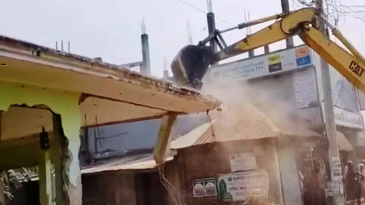 এক্সেভেটরে গুঁড়িয়ে দেওয়া হচ্ছে পটুয়াখালীর বাউফলের আওয়ামী লীগ কার্যালয়। ছবি : কালবেলা