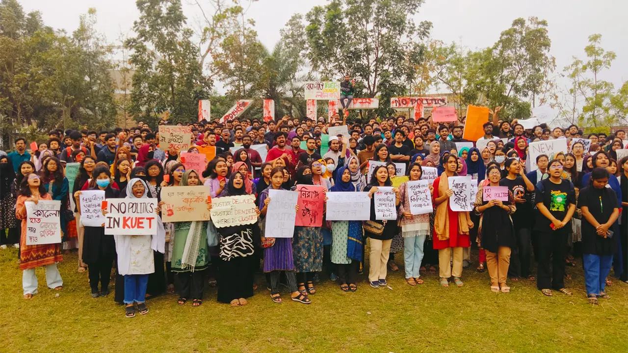 কুয়েটের দুর্বার বাংলা চত্বরে তারা লাল কার্ড দেখান ও বিভিন্ন স্লোগান দেন। ছবি : কালবেলা