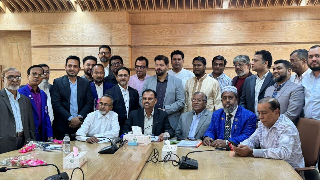 নারায়ণগঞ্জ চেম্বার অব কমার্স অ্যান্ড ইন্ডাস্ট্রির নতুন কার্যনির্বাহী পরিষদ। ছবি : সংগৃহীত