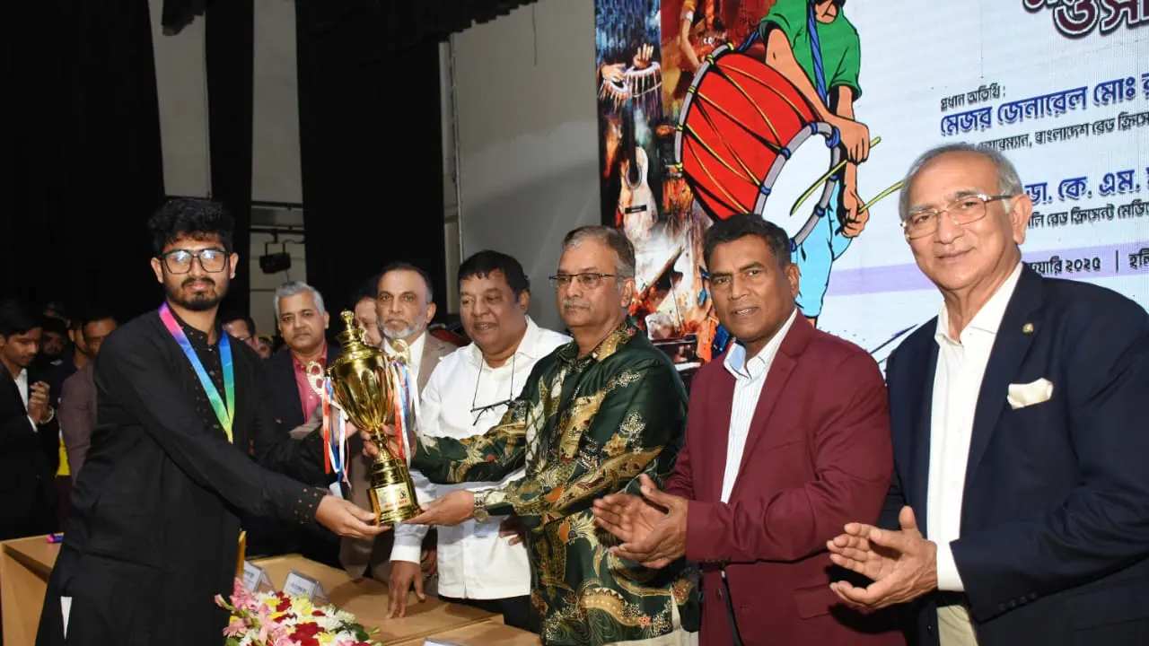 হলি ফ্যামিলি রেড ক্রিসেন্ট মেডিকেল কলেজের বার্ষিক ক্রীড়া ও সাংস্কৃতিক প্রতিযোগিতার পুরস্কার বিতরণ অনুষ্ঠান। ছবি : কালবেলা