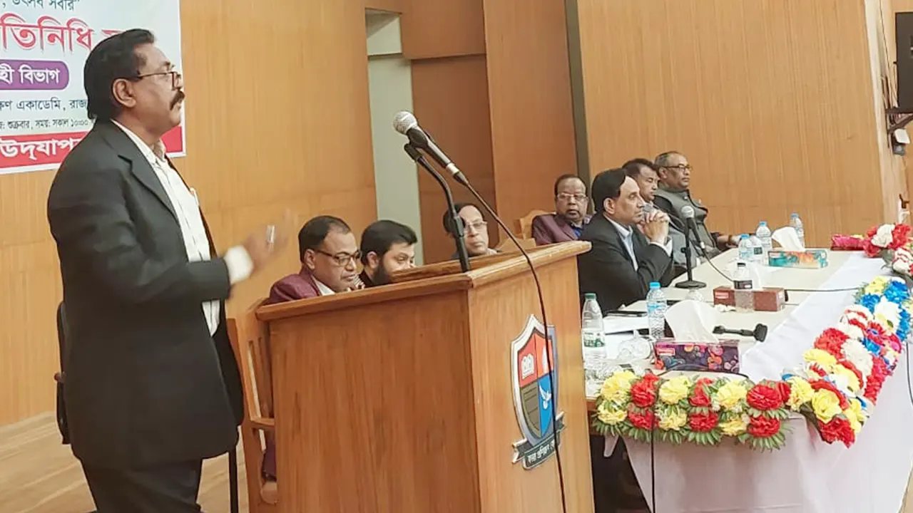 রাজশাহীতে পূজা উদযাপন পরিষদের বিভাগীয় প্রতিনিধি বক্তব্য দেন কেন্দ্রীয় যুগ্ম সাধারণ সম্পাদক গোপাল দেবনাথ। ছবি : কালবেলা