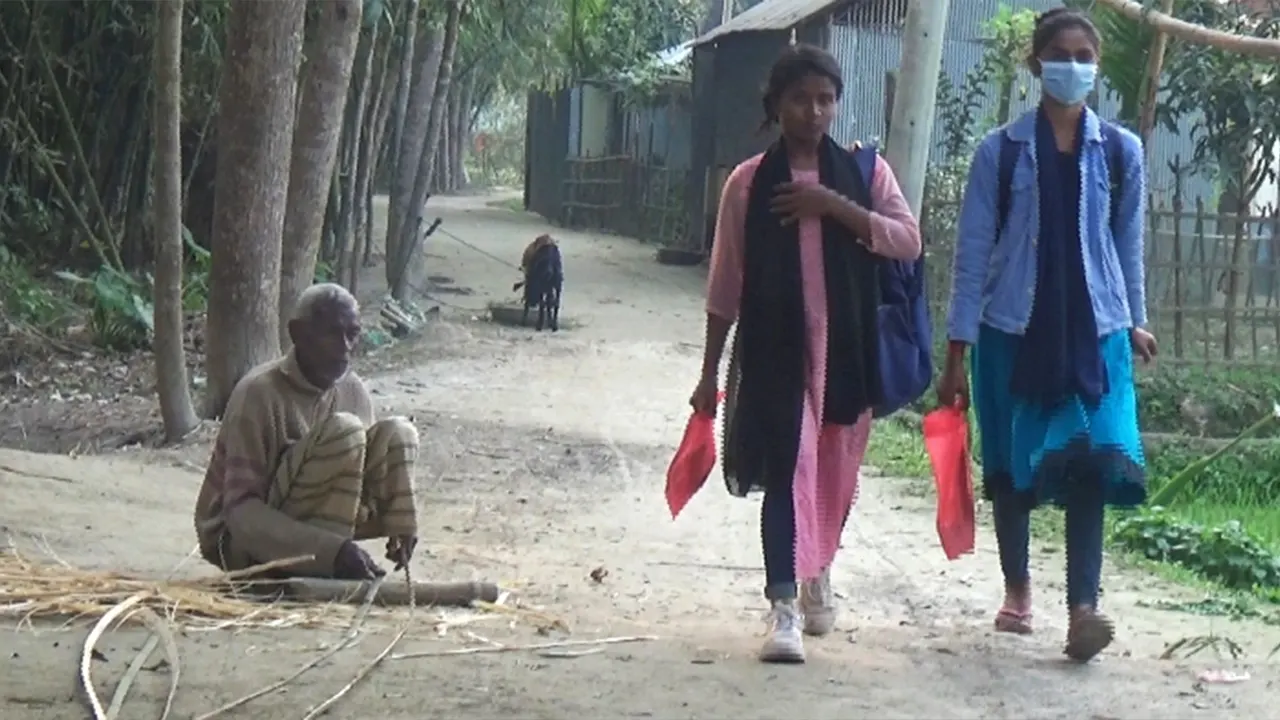 বিলপ্তির পথে ওড়াও জাতিগোষ্ঠীর ভাষা। ছবি : কালবেলা
