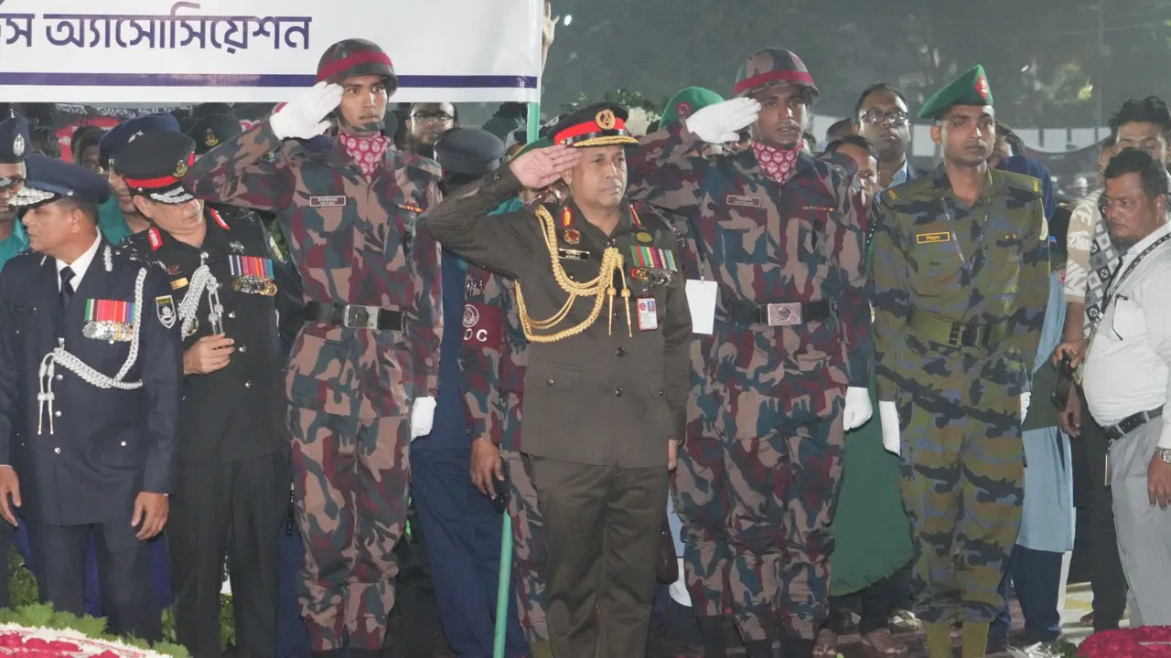 ভাষাশহীদদের প্রতি শ্রদ্ধা জানিয়ে পুষ্পস্তবক অর্পণ করেছেন বিজিবি মহাপরিচালক মেজর জেনারেল মোহাম্মদ আশরাফুজ্জামান সিদ্দিকী। ছবি : সংগৃহীত