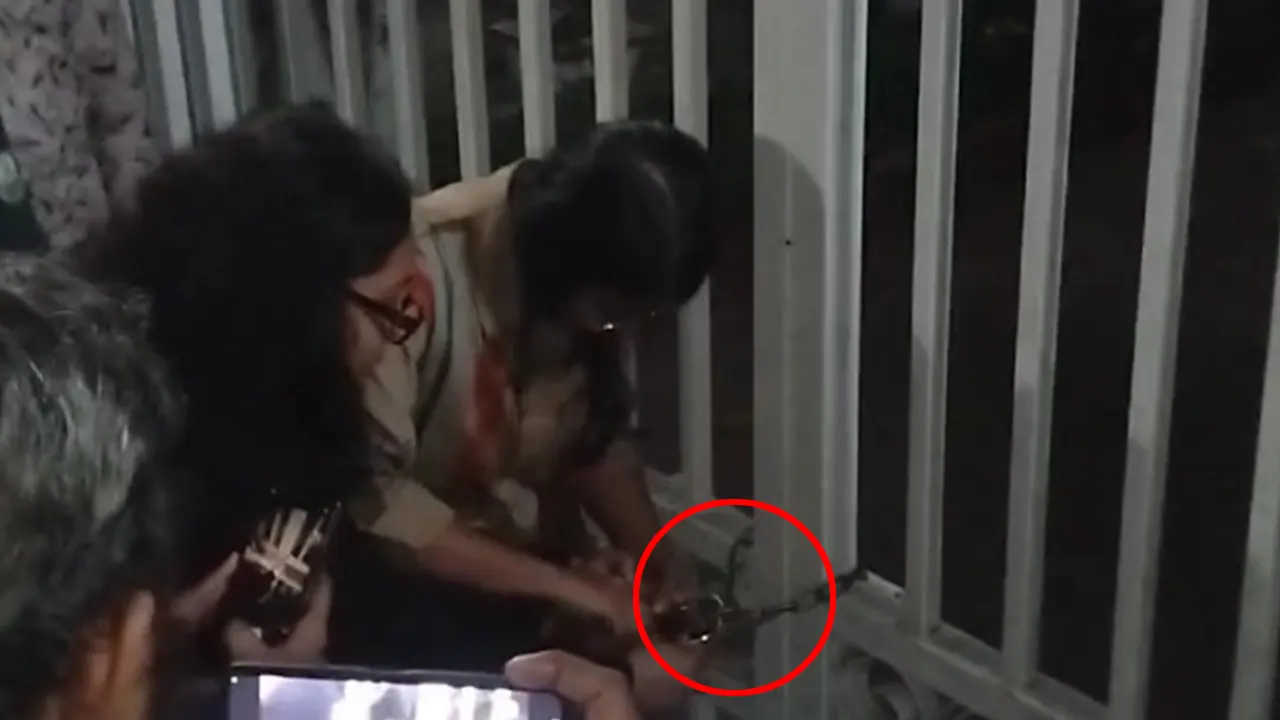 কুয়েট ভিসির বাসভবনে শিক্ষার্থীদের তালা। ছবি : কালবেলা